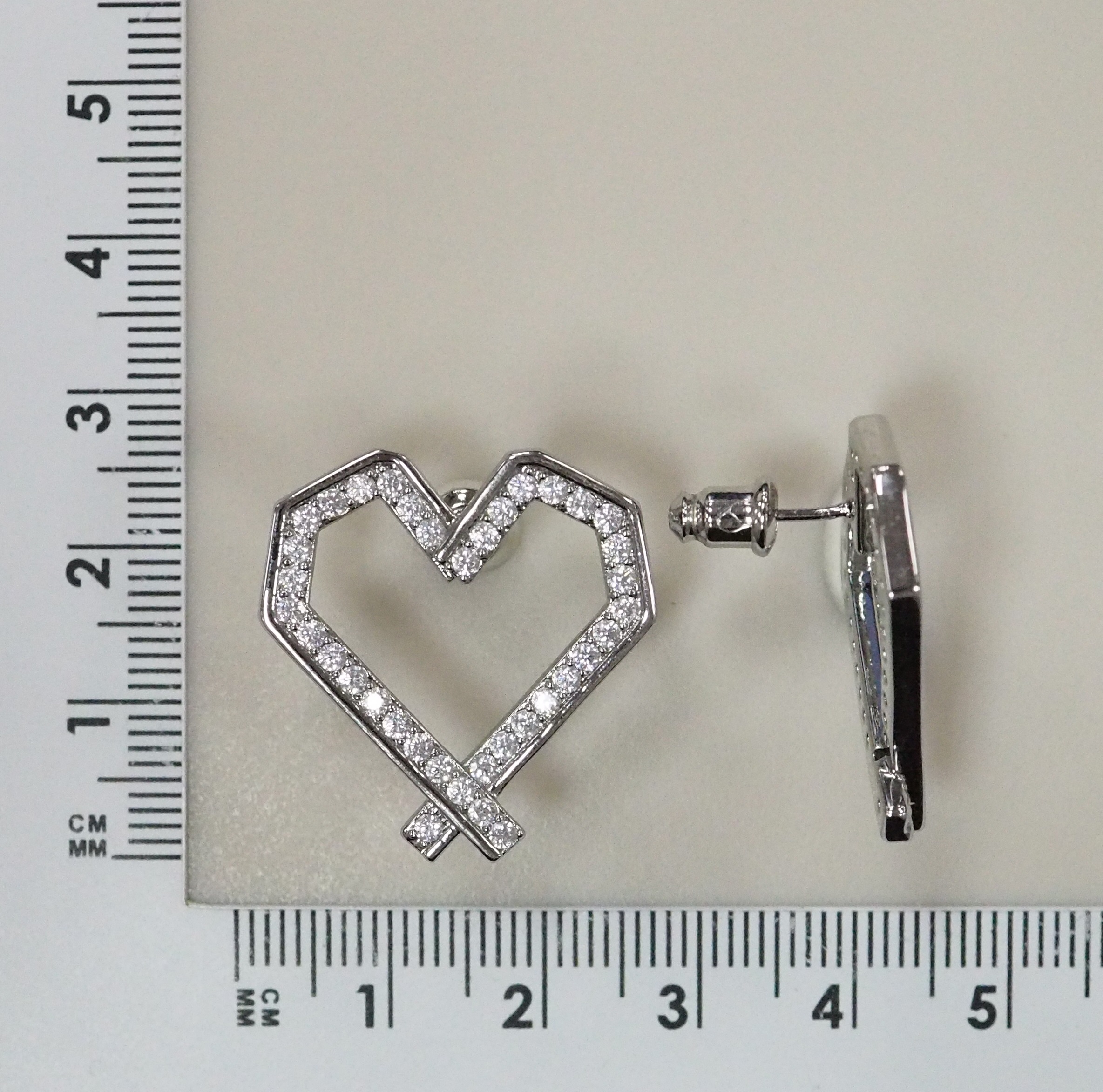 Бижутерные серьги с кубическим цирконием "Сердца"